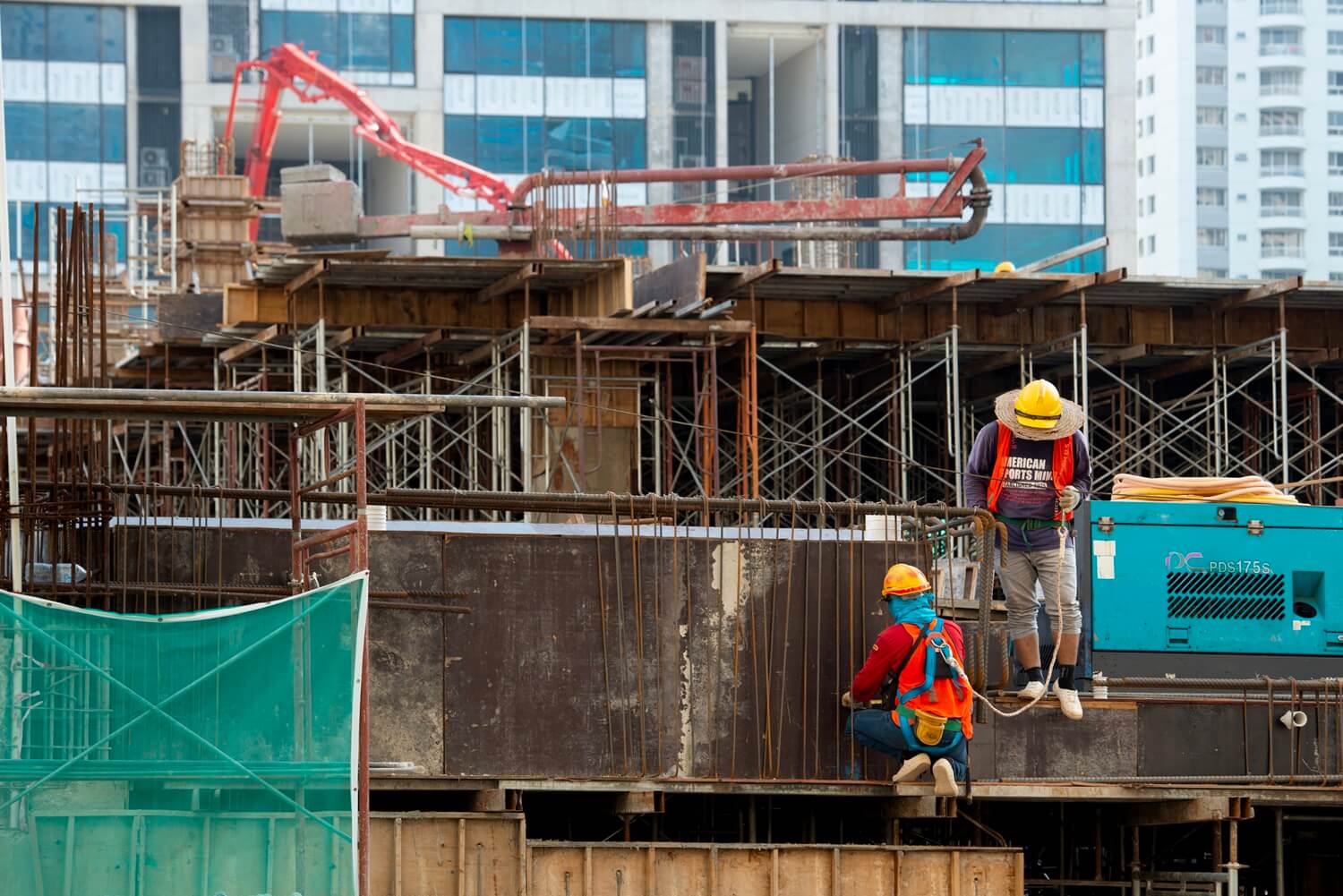 construction-workers-fabricating-steel-reinforceme-2026-01-08-07-46-28-utc.jpg